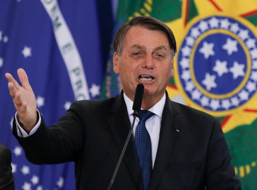 Bolsonaro diz que AGU prepara ação sobre cobrança do ICMS de combustíveis